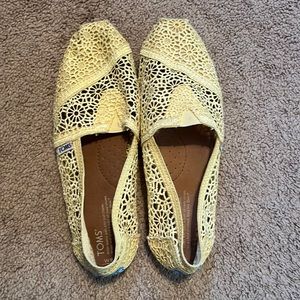Toms - yellow lace.